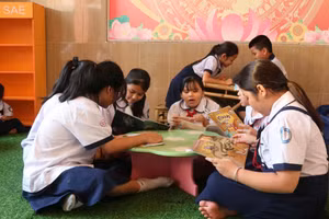 Học sinh Trường Tiểu học Đặng Trần Côn tại không gian đọc sách.