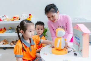 Trẻ Trường Mầm non Tân Phong (phường Tân hưng, TPHCM) trải nghiệm tại Thư viện số của trường.