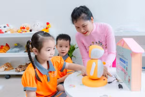 Trẻ Trường mầm non Tân Phong (phường Tân hưng, TPHCM) trải nghiệm tại Thư viện số của trường.