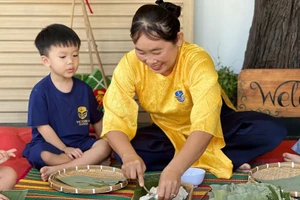 Học sinh Victoria Preschool - SwanBay trải nghiệm làm bánh bột lọc ngày Tết.