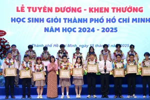 Bà Trần Thị Diệu Thúy, Phó Chủ tịch UBND TPHCM và ông Nguyễn Văn Hiếu, Giám đốc Sở GD&ĐT TPHCM tặng bằng khen cho học sinh có thành tích xuất sắc trong năm học 2024-2025
