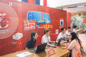 Các thí sinh và phụ huynh được tư vấn tại ngày hội Be a HIUER của Trường Đại học Quốc tế Hồng Bàng