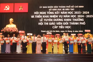 Các tập thể nhận khen thưởng tại hội nghị tổng kết.