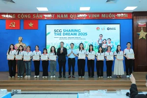 Ông Lê Xuân Dũng, Giám đốc Trung tâm Hỗ trợ học sinh, sinh viên TPHCM và Ông Niwat Athiwattananont, Phó Chủ tịch SCG Việt Nam trao học bổng cho các bạn sinh viên.