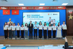 Ông Lê Xuân Dũng, Giám đốc Trung tâm Hỗ trợ học sinh, sinh viên TPHCM và Ông Niwat Athiwattananont, Phó Chủ tịch SCG Việt Nam trao học bổng cho các bạn sinh viên.