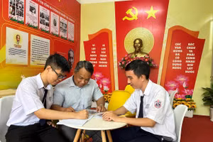 Lê Hoàng (ngoài cùng bên trái) dự kiến xét tuyển vào Khoa Răng Hàm Mặt, Trường ĐH Y Dược TPHCM.