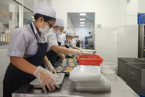 Nhân viên chuẩn bị bữa ăn bán trú cho học sinh Trường THPT Trưng Vương (TPHCM).