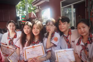 Em Lê Quốc Thịnh (thứ 2 từ phải qua) là thủ khoa khối C của TPHCM.