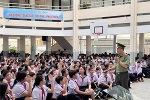 Trường THCS Nguyễn Du tuyên truyền pháp luật và an toàn mạng cho học sinh.