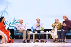 Khách mời chia sẻ tại sự kiện triển lãm “Thơ Thiền cổ điển Việt Nam”.