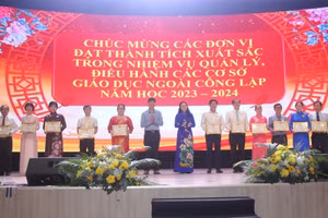 Các tập thể nhận khen thưởng từ Sở GD&ĐT TPHCM.