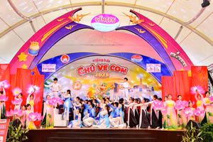 Phần trình diễn của nhóm học sinh Trường THPT Marie Curie.