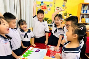Học sinh Trường Tiểu học Thuận Kiều (phường Đông Hưng Thuận) hào hứng trong giờ học.
