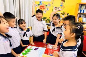 Học sinh Trường Tiểu học Thuận Kiều (phường Đông Hưng Thuận) hào hứng trong giờ học.