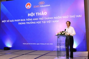 Thứ trưởng Phạm Ngọc Thưởng phát biểu tại hội thảo. 