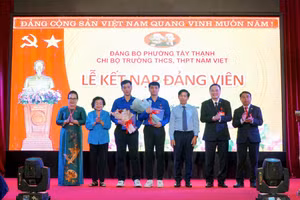 Bà Trương Mỹ Hoa Cùng lành đạo phường Tây Thạnh và Tập đoàn Giáo dục Quốc tế Nam Việt tặng hoa chúc mừng 2 đảng viên trẻ.