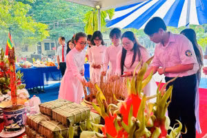 Học sinh Trường THPT Hiệp Bình đã cùng nhau dâng hương tưởng nhớ đến các đời Vua Hùng.