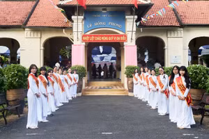 Trường THPT chuyên Lê Hồng Phong (Quận 5, TPHCM).