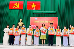 Trường THPT Nguyễn Thị Diệu (Quận 3) trao quà Tết cho học sinh có hoàn cảnh khó khăn dịp Tết Nguyên đán 2024.