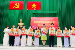 Trường THPT Nguyễn Thị Diệu (Quân 3) trao quà Tết cho học sinh có hoàn cảnh khó khăn dịp Tết Nguyên đán 2024.