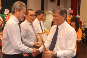 Ông Nguyễn Văn Hiếu, Giám đốc Sở GD&ĐT TPHCM trao khen thưởng cho các tập thể đạt thành tích trong năm học 2023-2024.