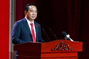Ông Nguyễn Văn Được trình bày dự thảo Nghị quyết Đại hội đại biểu Đảng bộ TPHCM lần thứ I. Ảnh: BTC.