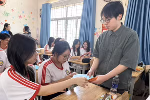 Sinh viên của Trường Đại học Mie hướng dẫn học sinh Trường THPT Bình Tân thực hiện nghệ thuật gấp giấy truyền thống Nhật Bản.