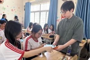 Sinh viên của Trường Đại học Mie hướng dẫn học sinh Trường THPT Bình Tân thực hiện nghệ thuật gấp giấy truyền thống Nhật Bản.