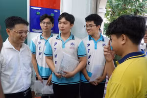 Ông Nguyễn Mạnh Cường động viên các thí sinh.