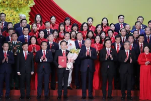 Tổng Bí thư Tô Lâm trao quyết định chỉ định của Bộ Chính trị cho Ban Chấp hành Đảng bộ TPHCM nhiệm kỳ 2025 - 2030. Ảnh: BTC.