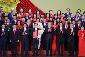 Tổng Bí thư Tô Lâm trao quyết định chỉ định của Bộ Chính trị cho Ban Chấp hành Đảng bộ TPHCM nhiệm kỳ 2025 - 2030. Ảnh: BTC.