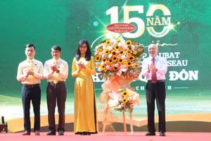 Với tư cách là một cựu học sinh, ông Phan Nguyễn Như Khuê, Ủy viên Ban Thường vụ Thành ủy, Trưởng Ban Tuyên giáo Thành ủy TPHCM trao tặng lẵng hoa tươi thắm đến Ban Giám hiệu Trường THPT Lê Quý Đôn.