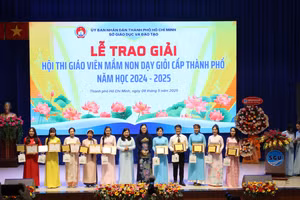 Lãnh đạo Sở GD&ĐT TPHCM và Phòng Giáo dục mầm non trao giải Nhất cho thầy cô tham gia Hội thi giáo viên mầm non dạy giỏi cấp thành phố.