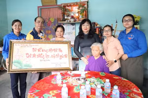 Cán bộ, giáo viên Trường Tiểu học Phú Thọ thăm hỏi, động viên thân nhân liệt sĩ Huỳnh Văn Quên.
