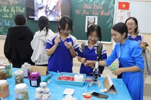 Học sinh Trường THPT Trần Quang Khải tại ngày hội khoa học kỹ thuật cấp trường lần thứ 2.