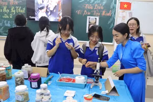 Học sinh Trường THPT Trần Quang Khải tại ngày hội khoa học kỹ thuật cấp trường lần thứ 2.