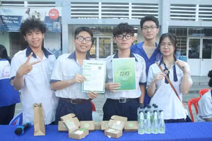 Gian hàng sản phẩm tinh dầu sả của lớp 12A3, Trường THPT Nguyễn Trãi.