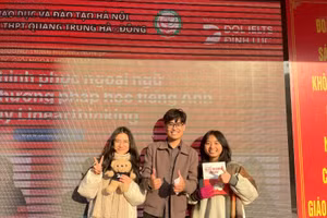 Các em học sinh vui vẻ nhận những món quà từ DOL.