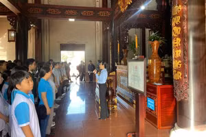 Học sinh Trường THCS Nguyễn Huệ tham quan, trải nghiệm ngoại khóa. Ảnh: Website nhà trường.