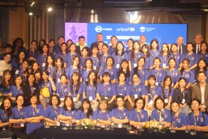 Ban tổ chức và các thí sinh cuộc thi STEAM For Girls dành cho nữ sinh năm 2025.