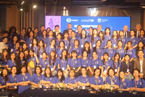 Ban tổ chức và các thí sinh cuộc thi STEAM For Girls dành cho nữ sinh năm 2025.