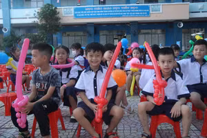 Học sinh Trường tiểu học Nguyễn Thanh Tuyền (TPHCM) tựu trường.