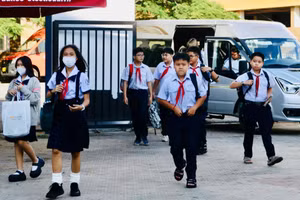 Học sinh Trường THPT Chuyên Trần Đại Nghĩa phấn khởi trong ngày đầu đến trường của năm học mới.