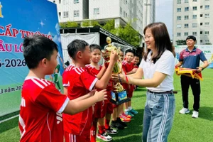 Bà Lê Thị Thoa trao giải thưởng cho đội vô địch môn bóng đá.