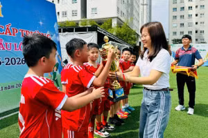 Bà Lê Thị Thoa trao giải thưởng cho đội vô địch môn bóng đá.