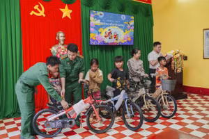 Đồn Biên phòng Tuyên Bình tặng xe đạp cho trẻ có hoàn cảnh khó khăn trên địa bàn.