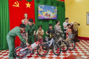 Đồn Biên phòng Tuyên Bình tặng xe đạp cho trẻ có hoàn cảnh khó khăn trên địa bàn.