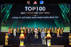 Ông Nguyễn Xuân Dũng, Chủ tịch Hội đồng Quản trị, đại diện công ty BITEX nhận kỷ niệm chương Sao Vàng Đất Việt 2024.