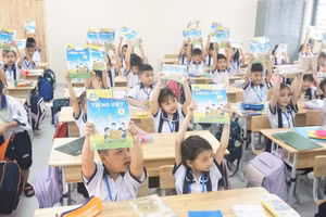 Học sinh, giáo viên trường tiểu học Đặng Thùy Trâm vui vẻ bên ngôi trường mới (An Hội Tây, TPHCM).