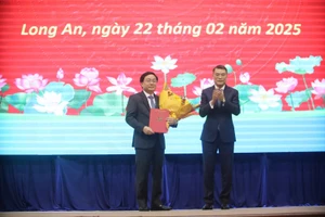 Ông Lê Minh Hưng, Ủy viên Bộ Chính trị, Bí thư Trung ương Đảng, Trưởng Ban Tổ chức Trung ương trao quyết định cho ông Nguyễn Văn Quyết.